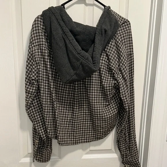 American Eagle Outfitters Black and Gray Plaid Button Down Shirt - Picture 8 of 11